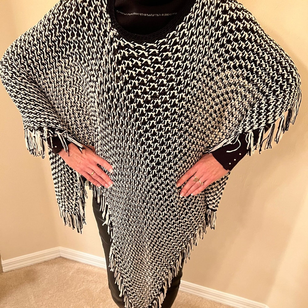 NWOT Chicos Houndstooth Shawl Size S/M.